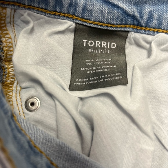 Torrid Mid Rise Mid Raw Hem Jean Shorts Sz. 24 - Picture 7 of 7